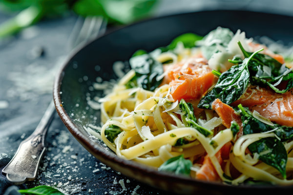 Krämig Laxpasta med Soltorkade Tomater och Pesto